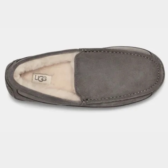 NWT Men’s Ugg slippers! - Picture 3 of 7